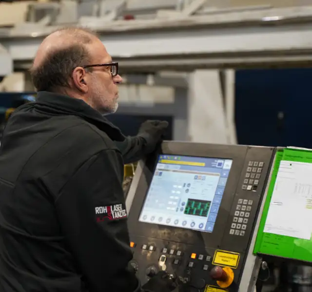 Rohrlaser-Stanztec_Mitarbeiter-Produktion_5