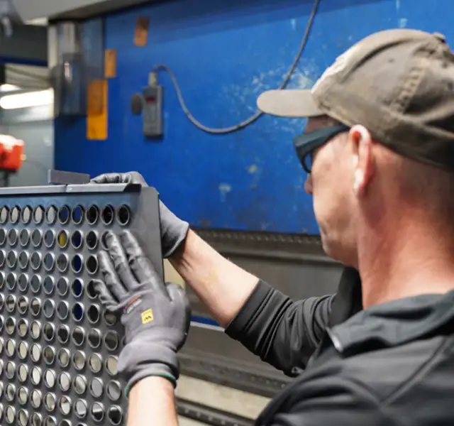 Rohrlaser-Stanztec_Mitarbeiter-Produktion_8